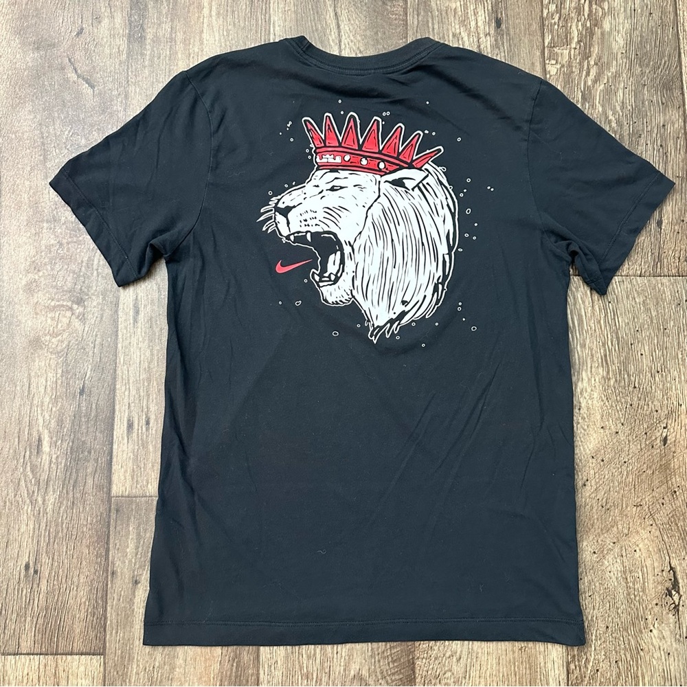 The Nike Tee Dri-Fit LeBron James King Lion Men’s Size S Black Red